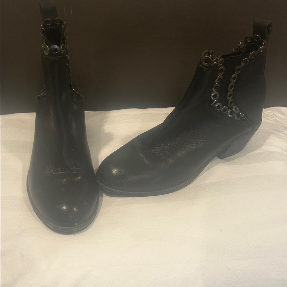 Antelope Black Ankle Boots with Eyelet Chain